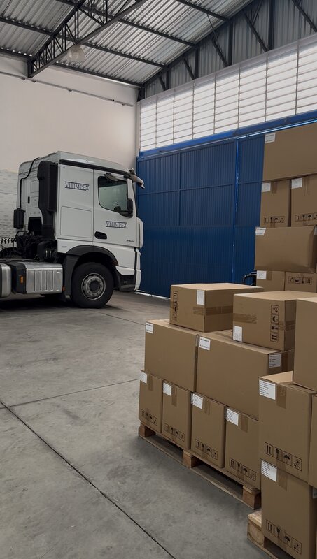 Armazém Vitimpex com caminhão e mercadorias
