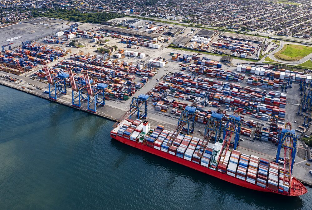 Vista aérea de porto com navio porta-contêineres - operações de embarque Vitimpex